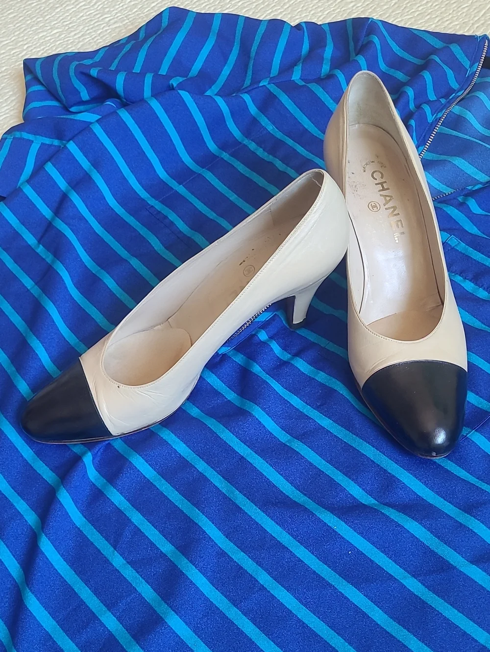 CHANEL Beige Leather Pumps with Black Cap Toe - Picture 5 of 10